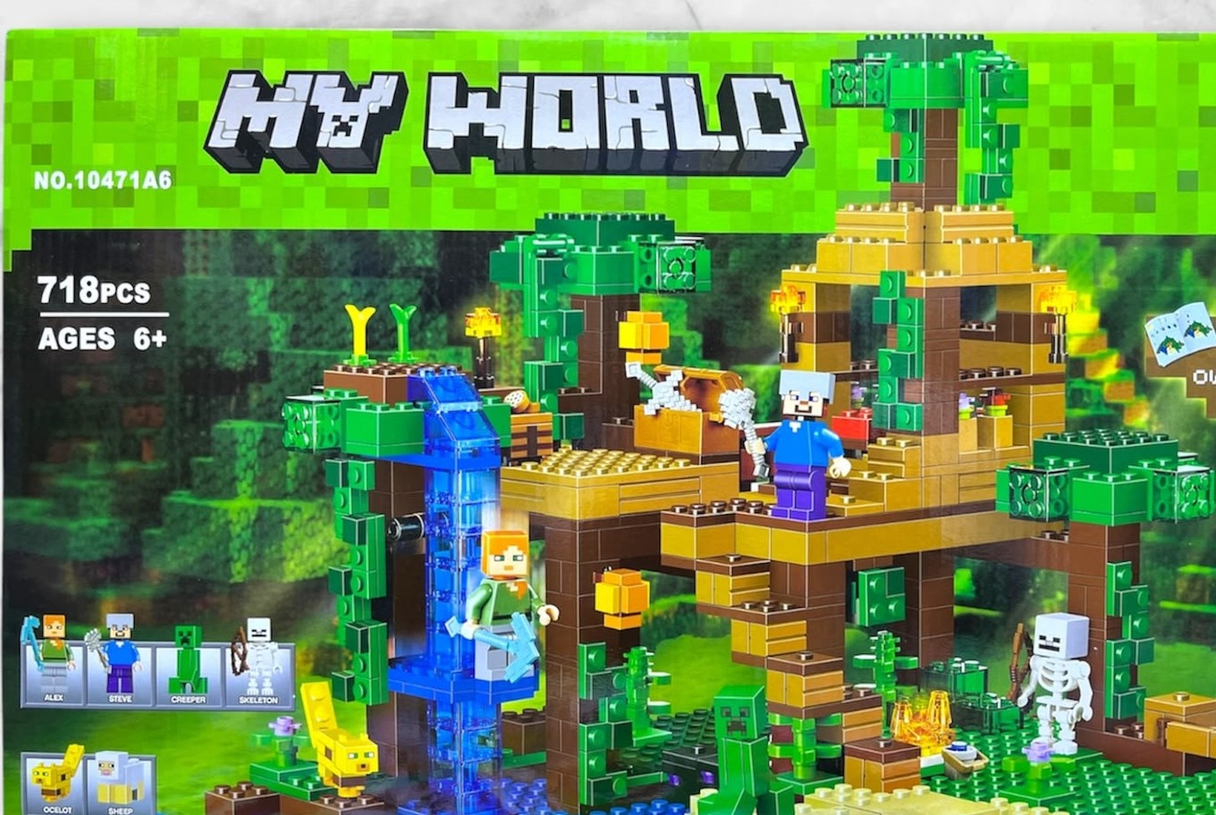 Vista general del set armable Minecraft Casa del Árbol en la Jungla de 718 piezas