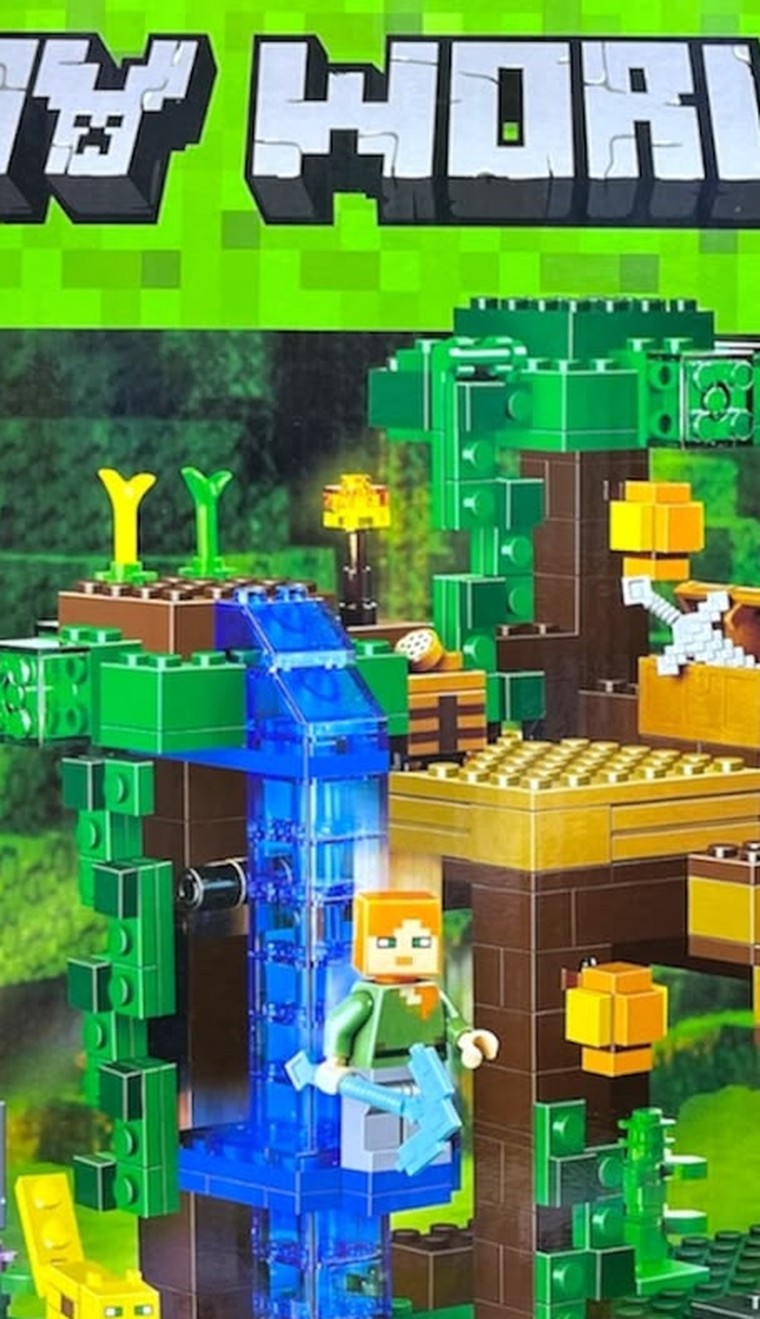Detalle de la cascada, Alex y la mesa de trabajo del set Minecraft Casa del Árbol 10471