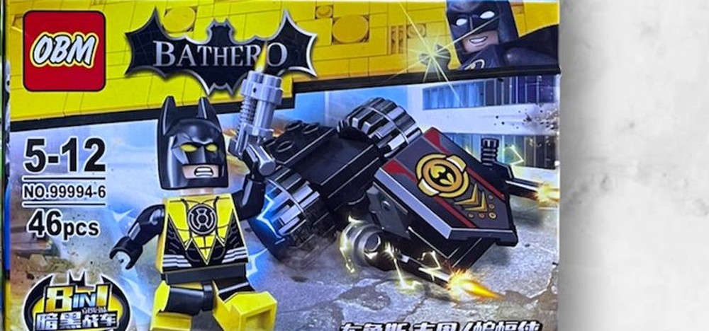 Figura armable de Batman amarillo con vehiculo, caja OBM 99994-6 del set Bat Hero compatible con bloques