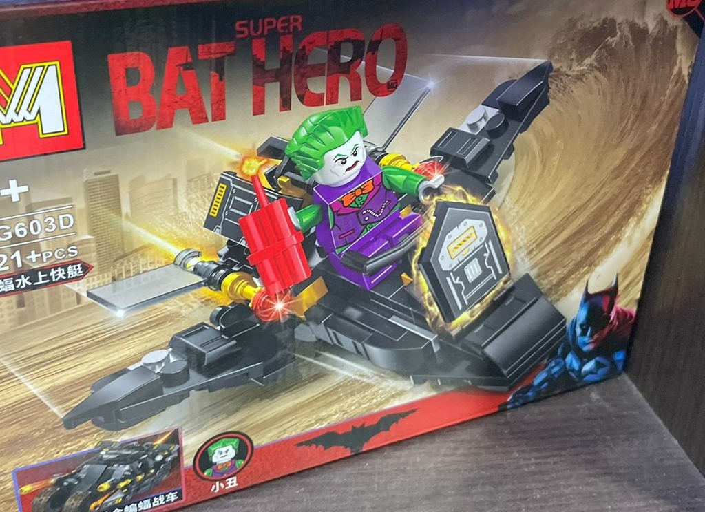 Lancha bati-acuatica con el Joker en bloques armables