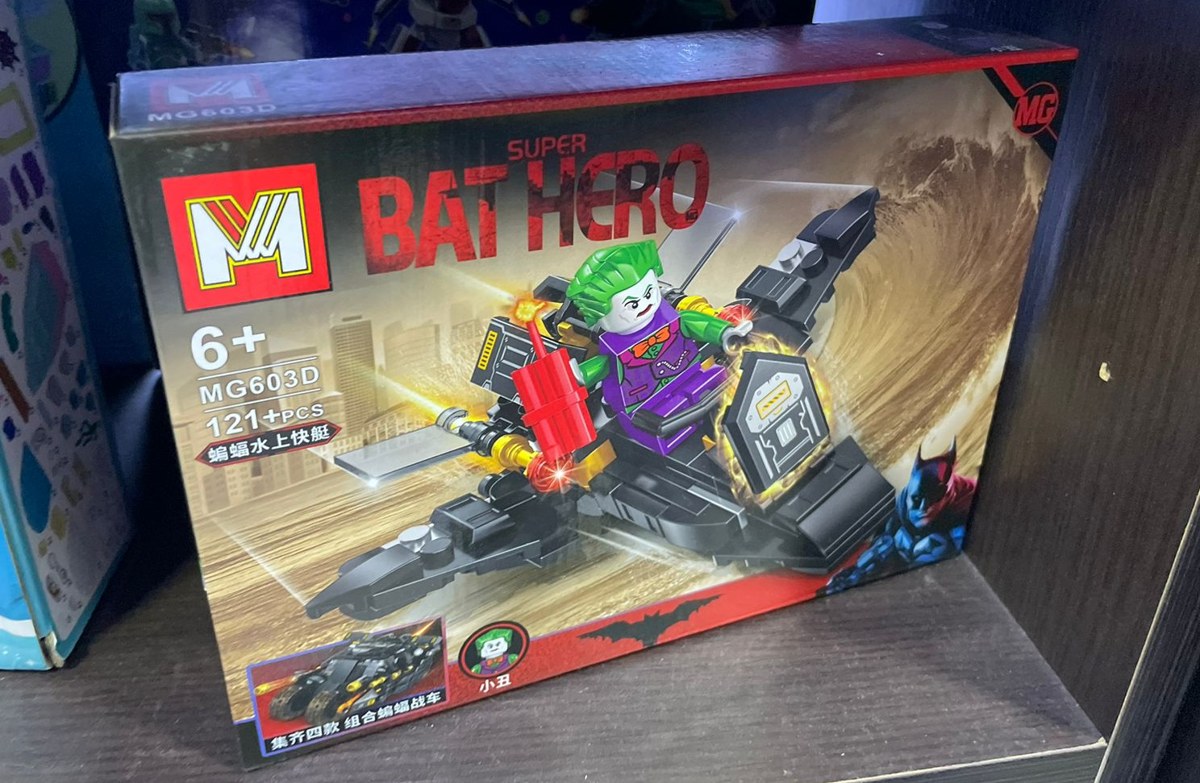 Caja del set armable Batman Super Bat Hero lancha con Joker MG603D de 121 piezas