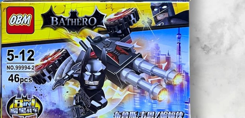 Figura armable de Batman con mecha y canones, caja OBM 99994-2 del set Bat Hero compatible con bloques