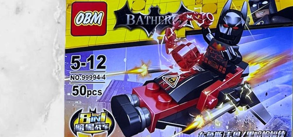 Figura armable de Batman rojo con auto de combate, caja OBM 99994-4 del set Bat Hero compatible con bloques
