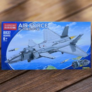 Caja del set armable Caza Furtivo J-20 Air Force 8837 de Lele Brother con 1,924 piezas