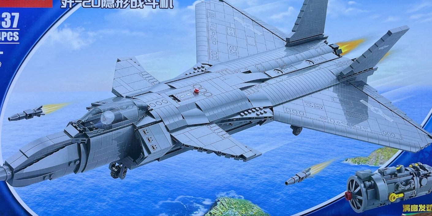 Render del caza furtivo J-20 armable del set Air Force 8837 con misiles y detalles militares