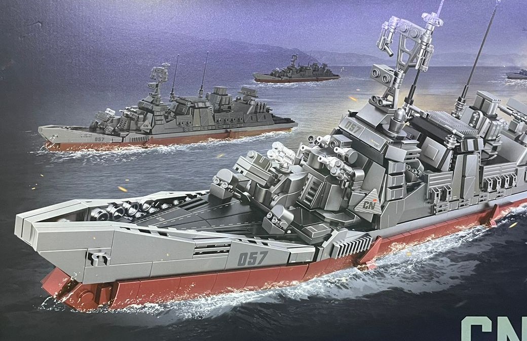 Destructor militar gris armable navegando
