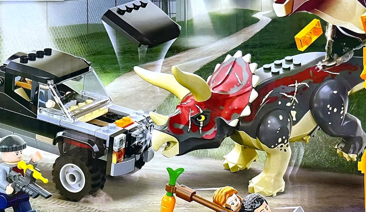 Detalle del set Dinosaur World 60189A con camioneta negra y triceratops rojo