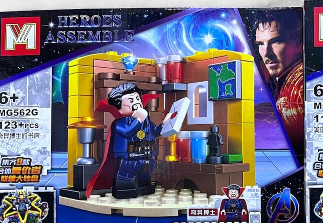 Figura armable de Doctor Strange con su estudio o biblioteca, caja MG562G del set Avengers Heroes Assemble compatible con LEGO
