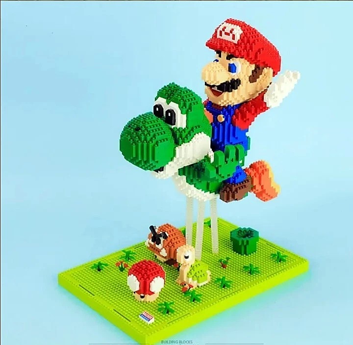 Vista lateral del set Mario y Yoshi 3330 piezas armado sobre base verde