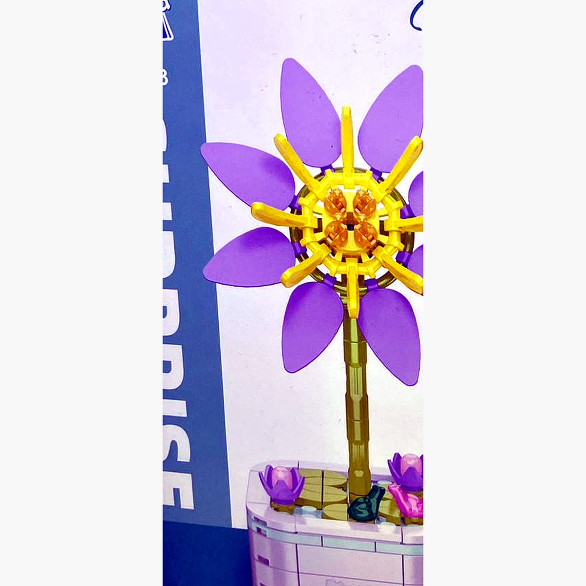 Flor morada armable Zuanma 103-B6 montada en maceta blanca con capullos de loto