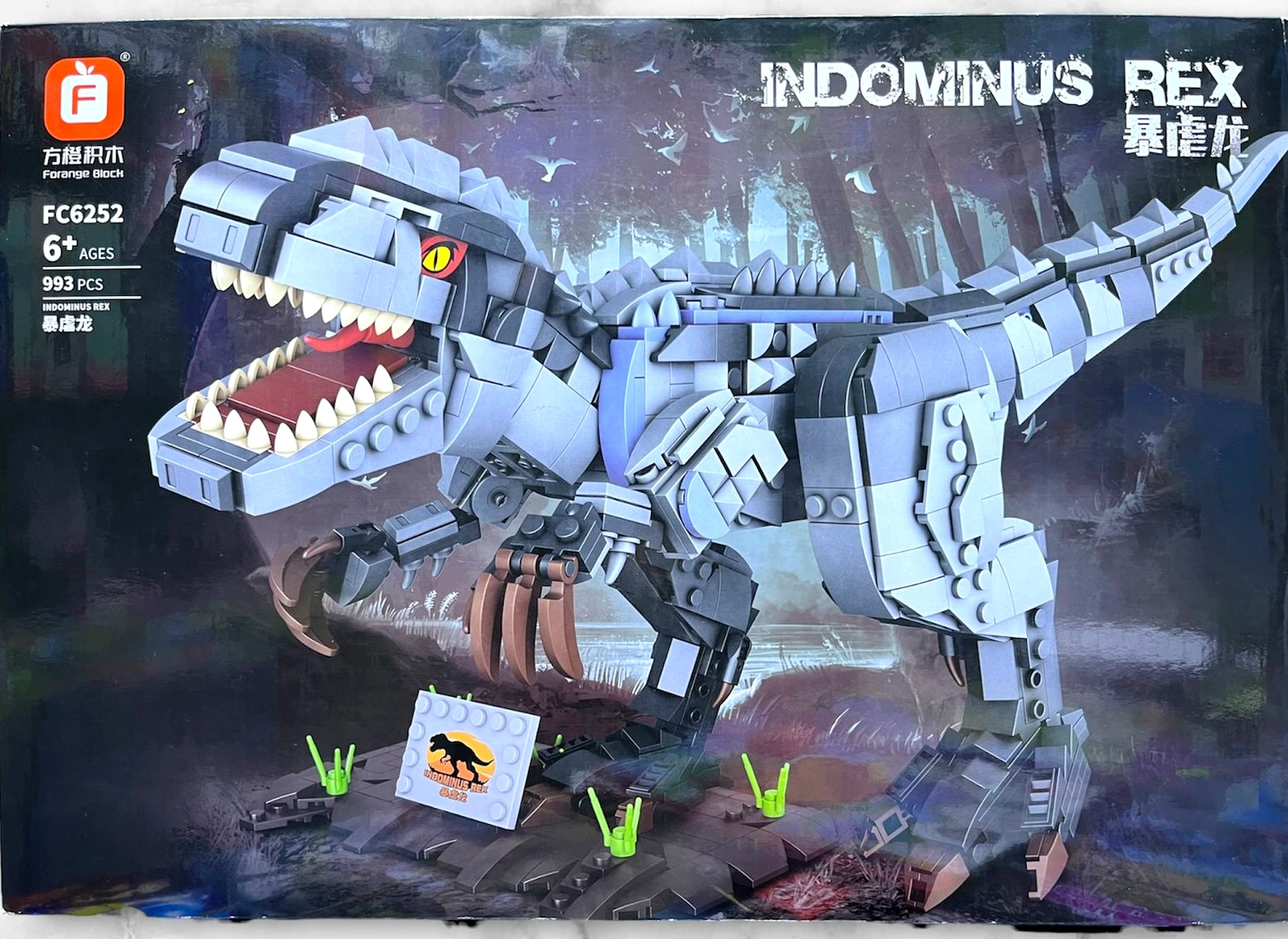 Foto frontal de la caja Forange Block Indominus Rex FC6252 con dinosaurio gris armado
