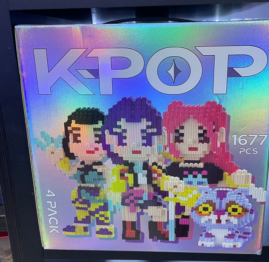 Caja del set de 4 figuras armables KPop Demon Hunters en micro bloques de 1677 piezas