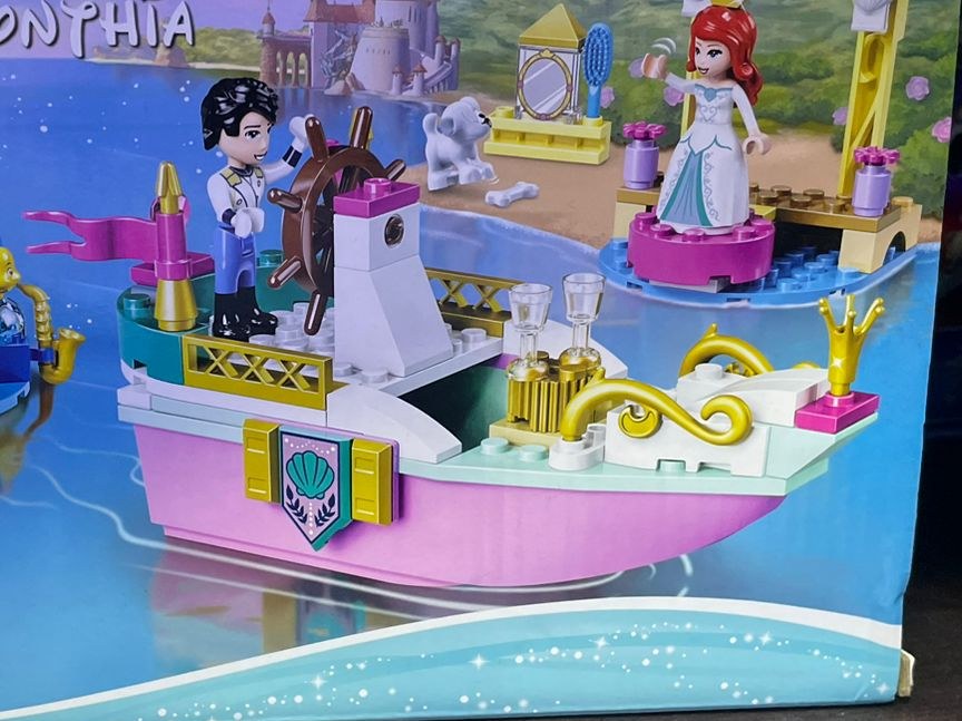 Barco real armable de La Sirenita con Ariel y el principe