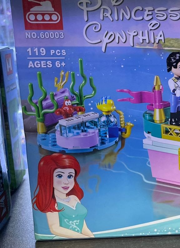 Escena submarina con Ariel, Flounder y Sebastian en bloques