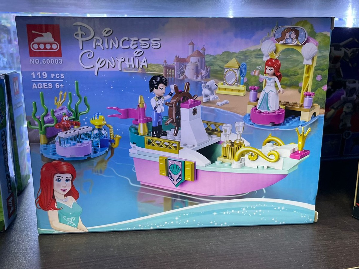 Caja del set armable La Sirenita Barco Real de Ariel 60003 de 119 piezas