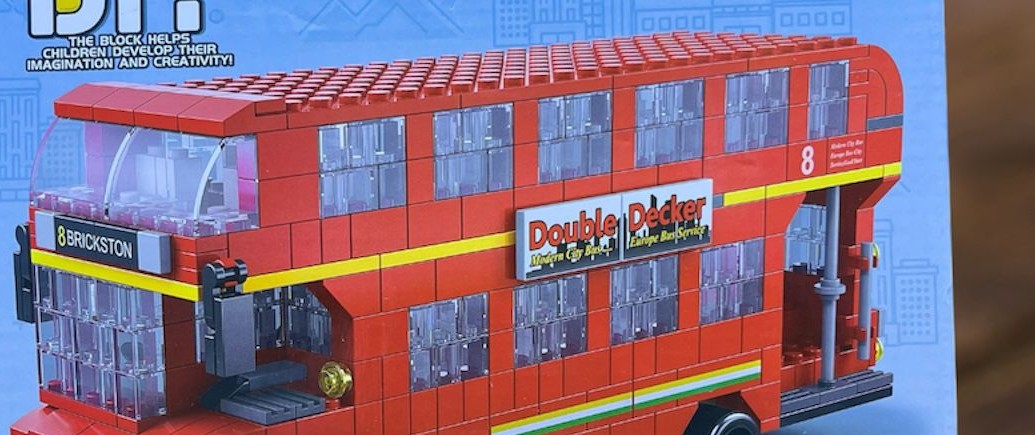 Bus rojo de dos pisos estilo Londres armado con bloques del set Lele Brother 8857-7