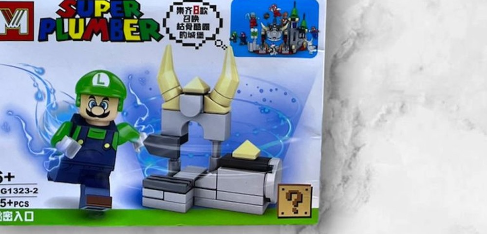 Figura armable de Luigi con muralla de castillo, caja MG1323-2 del set Mario Bros Super Plumber compatible con bloques