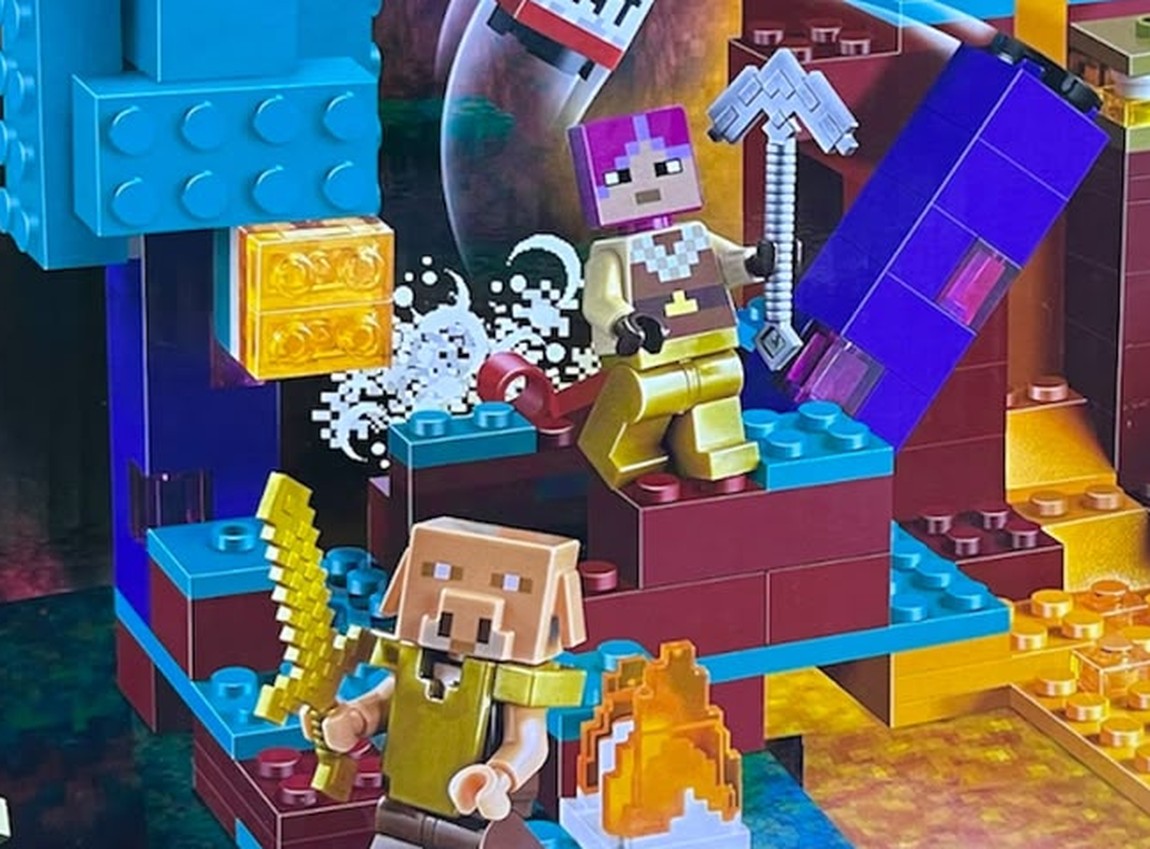 Figuras armables de un minero de Minecraft con pico de diamante y un Zombie Pigman con espada dorada del set My World 60105A junto al portal del Nether