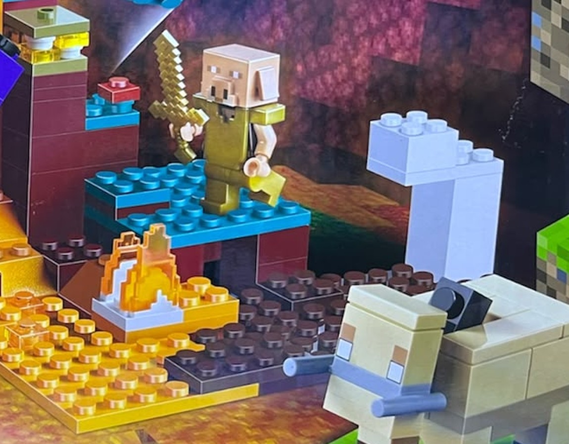 Detalle del portal del Nether, lava, bloques de oro y un Hoglin del set Minecraft Bosque Deformado My World 60105A compatible con LEGO