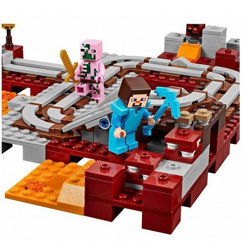 Detalle del set Minecraft 10620 con figuras de Steve con pico de diamante y Zombie Pigman sobre los rieles