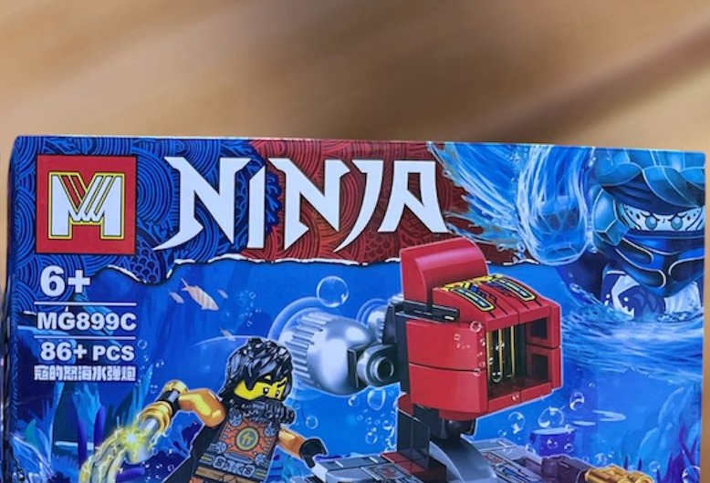 Mini set armable Ninja MG899C de 86 piezas con mecha rojo y minifigura ninja, compatible con bloques