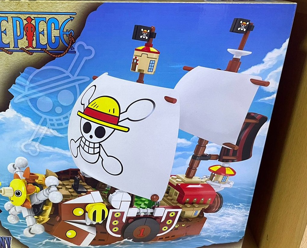 Detalle frontal del barco Thousand Sunny en la caja del set 6299