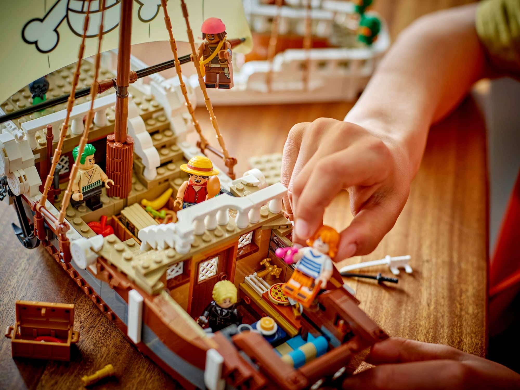 Detalle interior del barco armable Going Merry de One Piece con accesorios
