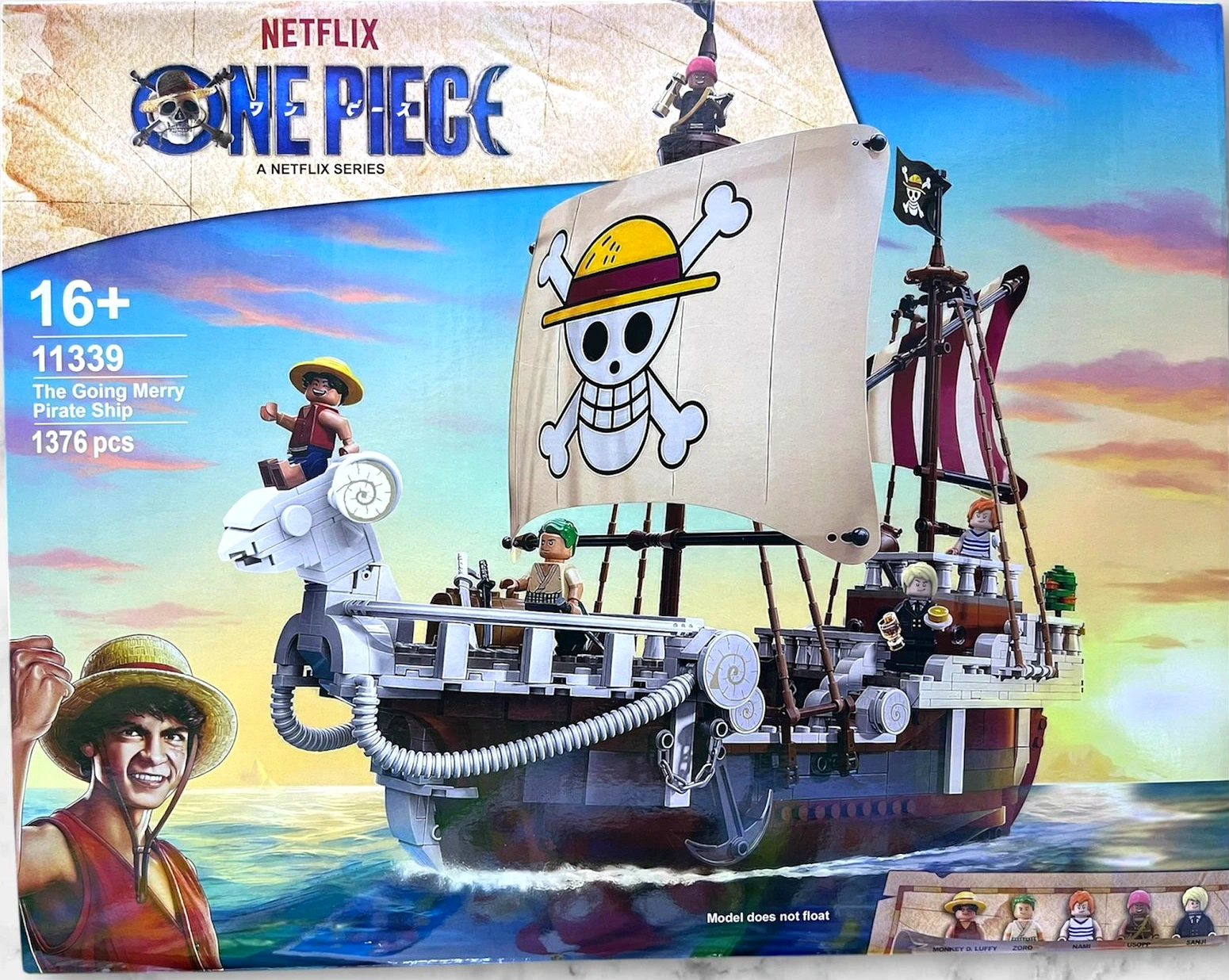Foto frontal de la caja One Piece Going Merry Pirate Ship 11339 con barco y cinco mini figuras