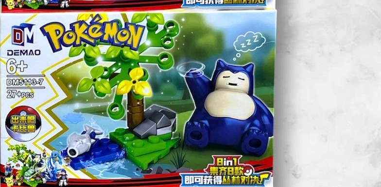 Figura armable de Snorlax (Pokémon durmiente azul) con árbol y escena de agua, set Pokémon DEMAO DM5113-7 de 27 piezas