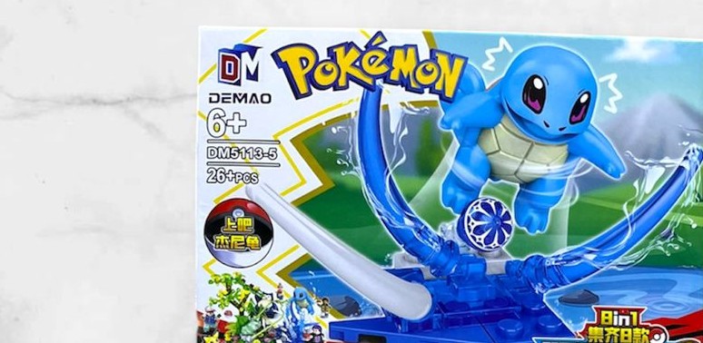 Figura armable de Squirtle (Pokémon de agua) sobre una ola con pokebola, set Pokémon DEMAO DM5113-5 de 26 piezas