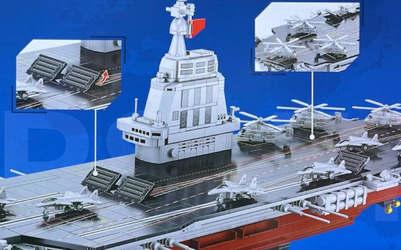 Detalle de la torre isla y la cubierta de vuelo con cazas y helicopteros del portaaviones armable Warship 003