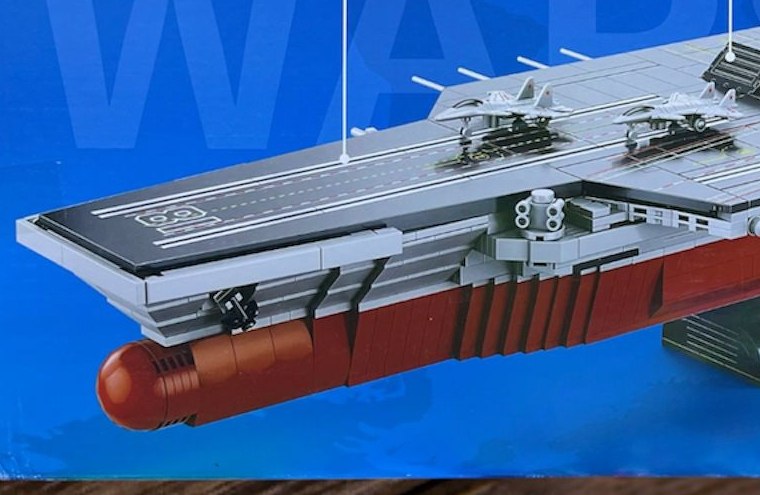 Detalle de la proa y el casco rojo del portaaviones armable Warship 003 de 2,151 piezas