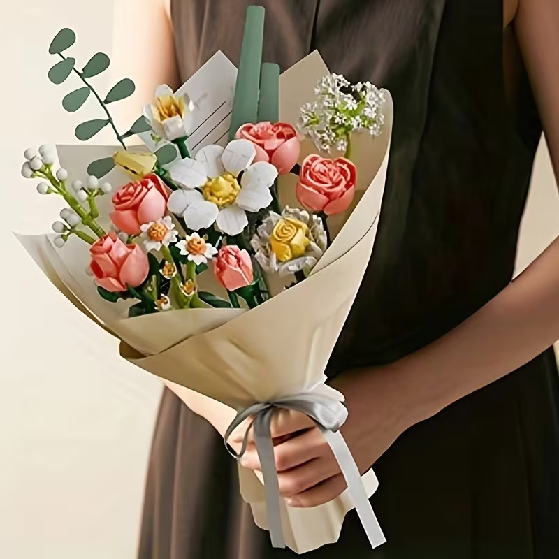 Ramo de rosas armable San Valentin HW21002 sostenido en mano, regalo armable de 864 piezas