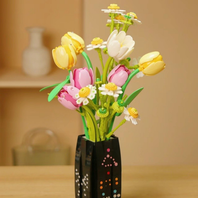 Bouquet de tulipanes y margaritas de bloques BAKA 33802 sobre una mesa de madera, regalo decorativo armable