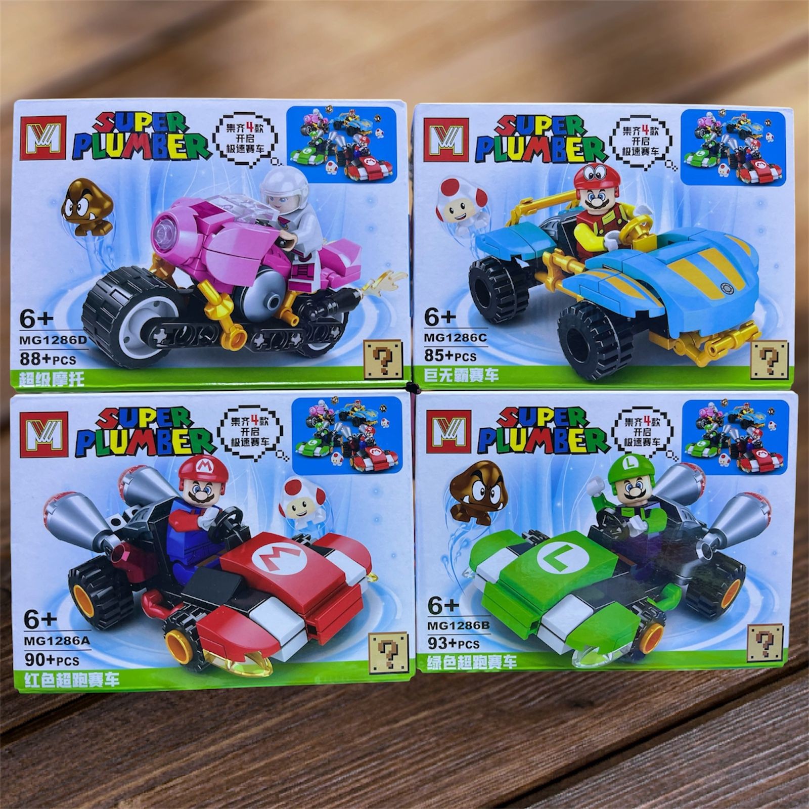 Set de 4 karts armables Mario Bros Super Plumber MG1286 con Mario, Luigi, auto azul y moto rosa, 356 piezas compatible con LEGO