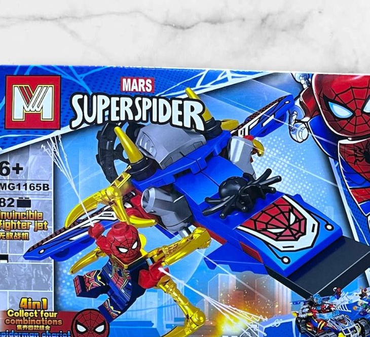 Jet de combate invencible armable de Spider-Man en azul con minifigura de Iron Spider dorado y rojo, set MARS SUPERSPIDER MG1165B de 82 piezas