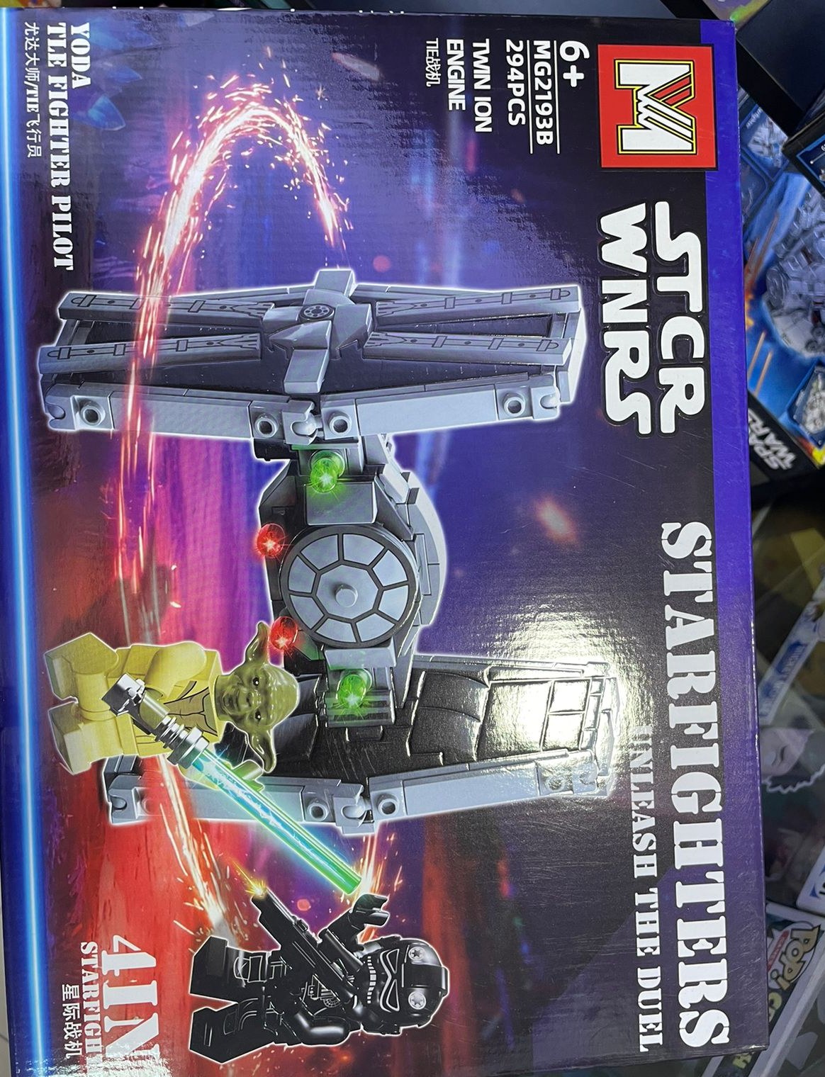 Caja del set armable Star Wars Yoda y Caza TIE Fighter MG2193B de 294 piezas