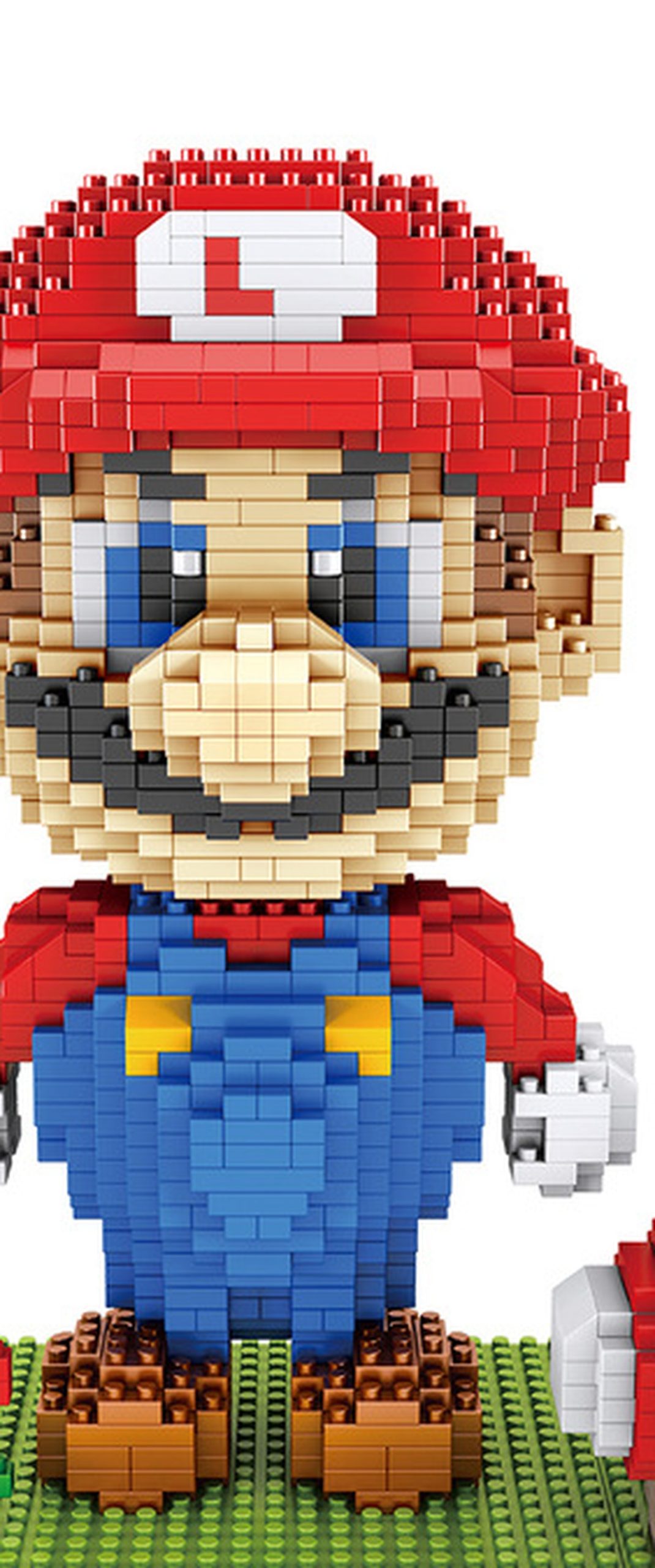 Figura de Mario armada en micro bloques de 2000 piezas, vista frontal sobre base verde