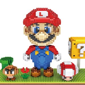 Figura armable 3D de Mario en micro bloques con bloque de interrogación, Súper Champiñón, Goomba y tubería sobre base verde — set Super Mario de 2000 piezas
