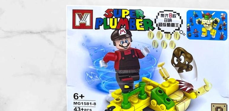 Figura armable de Mario sobre un vehículo amarillo con goomba y monedas, set Super Mario MG1581-8 de 43 piezas